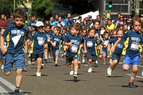 Niños participando en una carrera infantil. | El Mundo