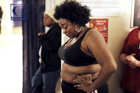 Una mujer con sobrepeso se sube a la báscula. | Reuters