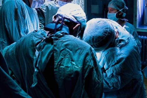 Equipo médico dentro de un quirófano durante una operación. | El Mundo
