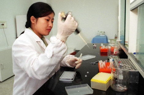 Una investigadora china en el laboratorio.| Reuters
