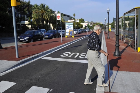 Un hombre cruza la calle en Barcelona. | Santi Cogolludo