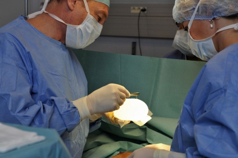 Un cirujano francés coloca prótesis mamarias a una paciente despúes de extraerle las PIP. | Efe