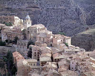 Simbiosis natural. El caserío de Albarracín, visto desde la parte alta de su muralla, se integra en el paisaje que lo rodea.