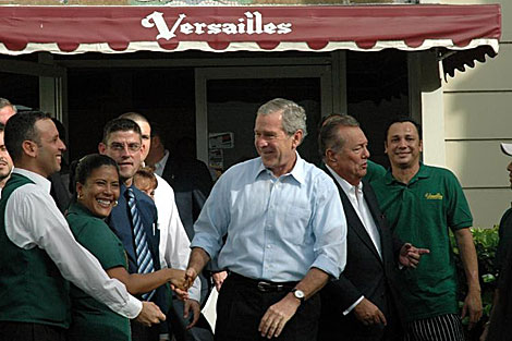 Bush en el Versailles en enero del 2006, junto a Felipe Vals (der.). | Rui Ferreira