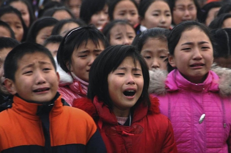 Niños norcoreanos lloran desolados la muerte de Kim Jong-il. | Ap