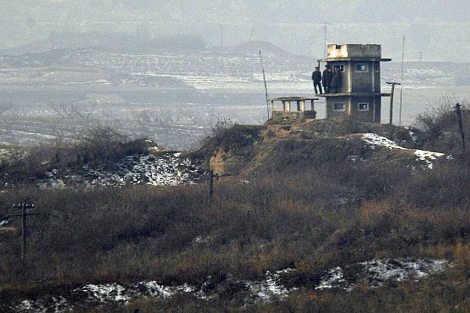 Militares norcoreanos vigilan la zona de Panmunjom, entre las dos Coreas.| Reuters