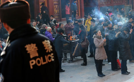 Un policía chino ante una concentración de tibetanos en Pekín. | Afp
