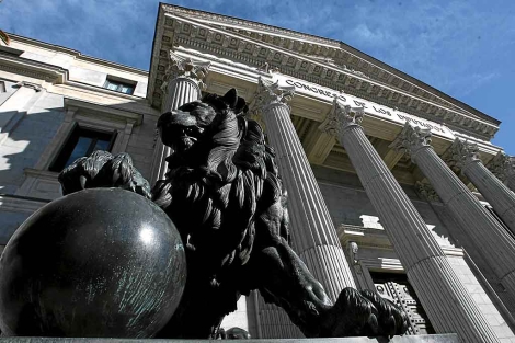 Uno de los leones que custodian la entrada principal de la Cámara Baja. | José Aymá