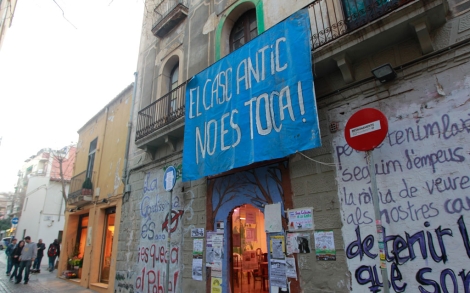 Pancartas reivindicativas en el casco antiguo. | Jordi Soteras