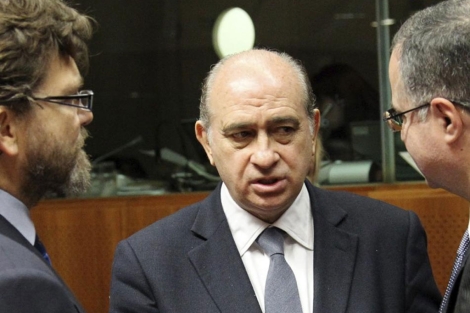 El ministro de Interior español, Jorge Fernández Díaz (c), antes del Consejo en Bruselas. | Efe