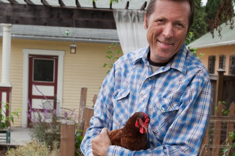 Erik Knutzen, con sus gallinas en su casa de Silver Lake. | Isaac Hernández