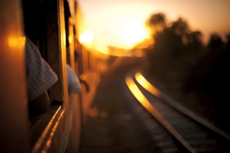 Viejo tren británico que une las ciudades de Rangún y Mandalay (Myanmar). | Alberto Rojas