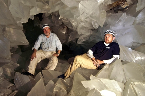 Los investigadores García-Ruiz y Van Driessche, en la cueva almeriense de Pulpí. | Javier Trueba