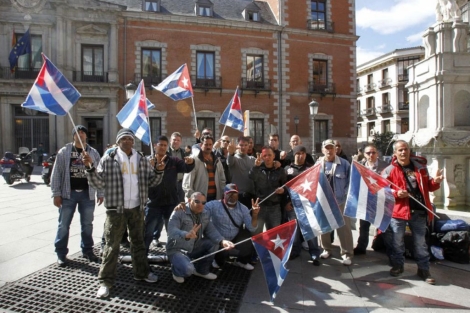 Excarcelados cubanos se concentran frente a la sede de Exteriores en Madrid. | Efe