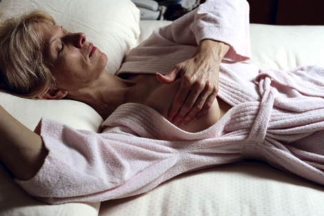 Una mujer palpándose la mama. | El Mundo Una mujer palpándose la mama. | El Mundo